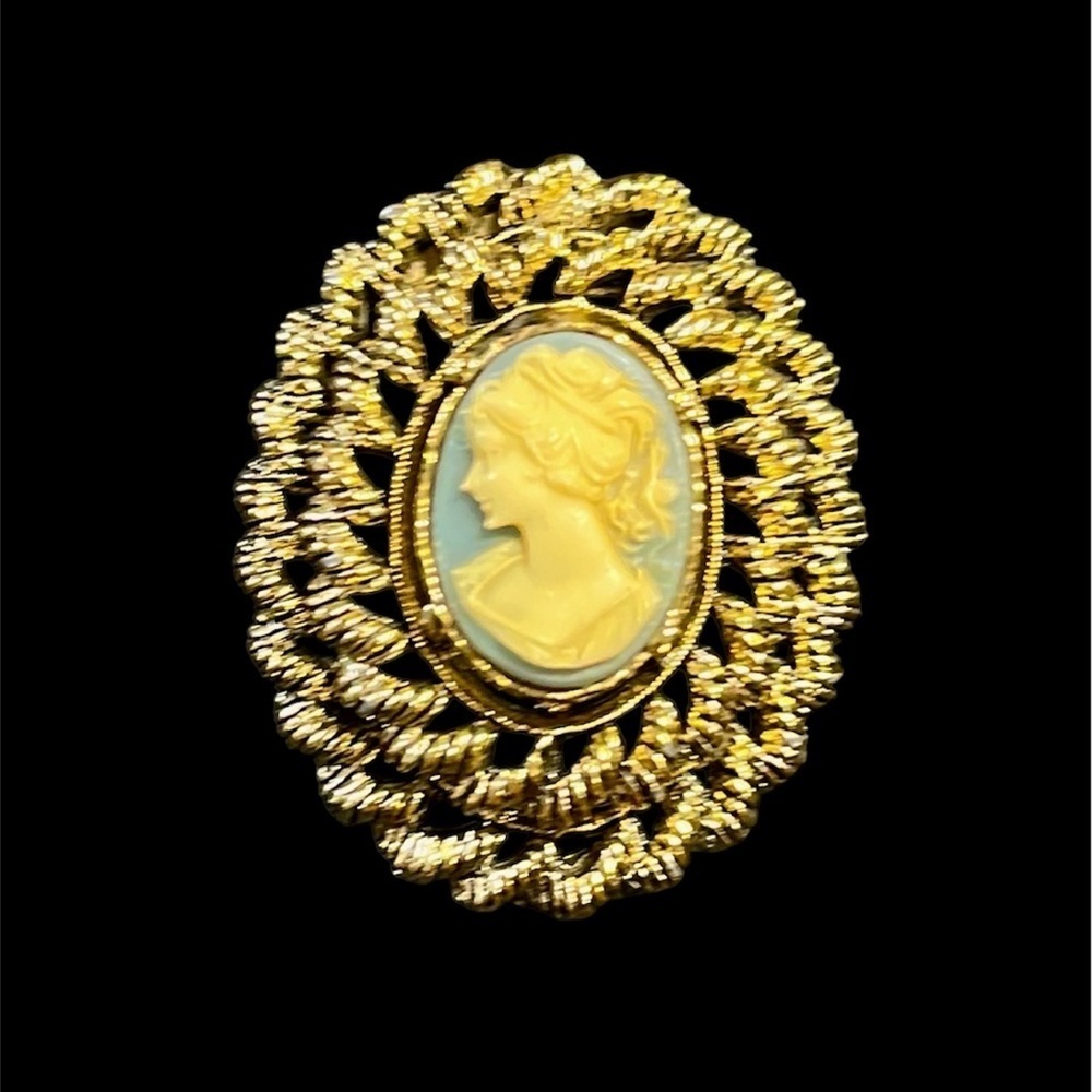 Vintage Gerry’s Cameo Brooch